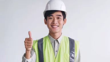 Un homme fait un pouce en l'aire