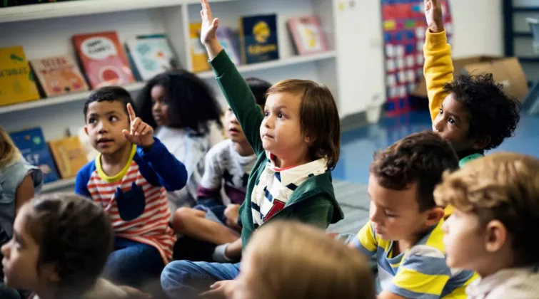 de jeunes enfants assis en classe et levant la main pour prendre la parole - crédit photo : freepik