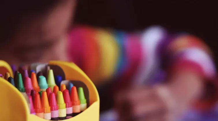 photo focale de crayons dans une boîte jaune
