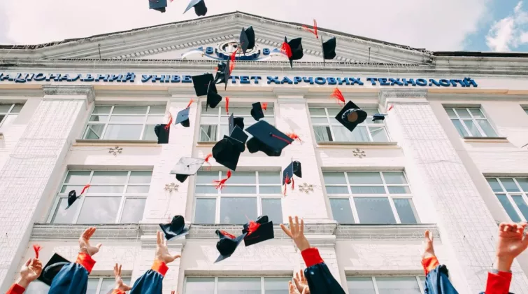 étudiants du lycée jetant leur chapeaux dans les airs
