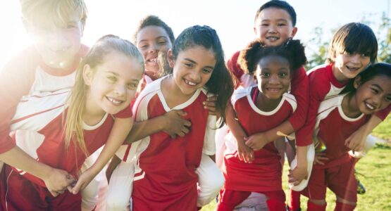 groupe d'enfant en équipe sportive heureux