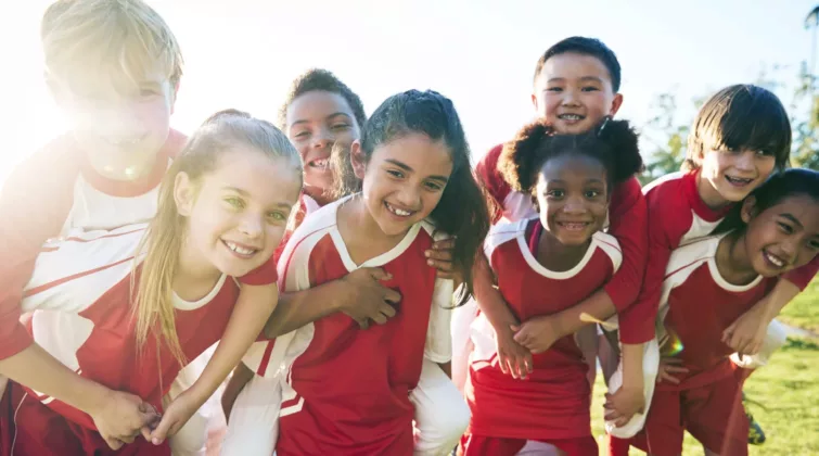 groupe d'enfant en équipe sportive heureux