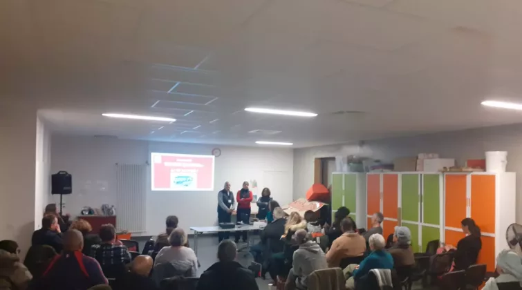 Assemblée lors de la table de quartier au Mont Saint Martin