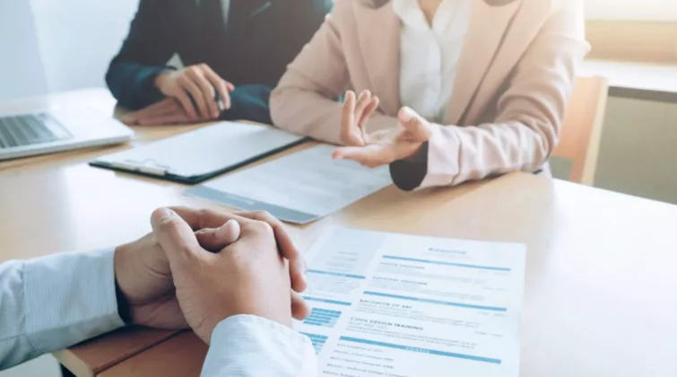 Un entretien de recrutement où le candidat est face à deux professionnels