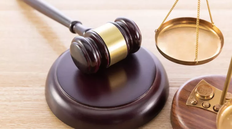 Un marteau et une balance et bois, symboles de justice