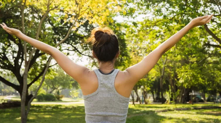 Une sportive vue de dos dans un parc arboré