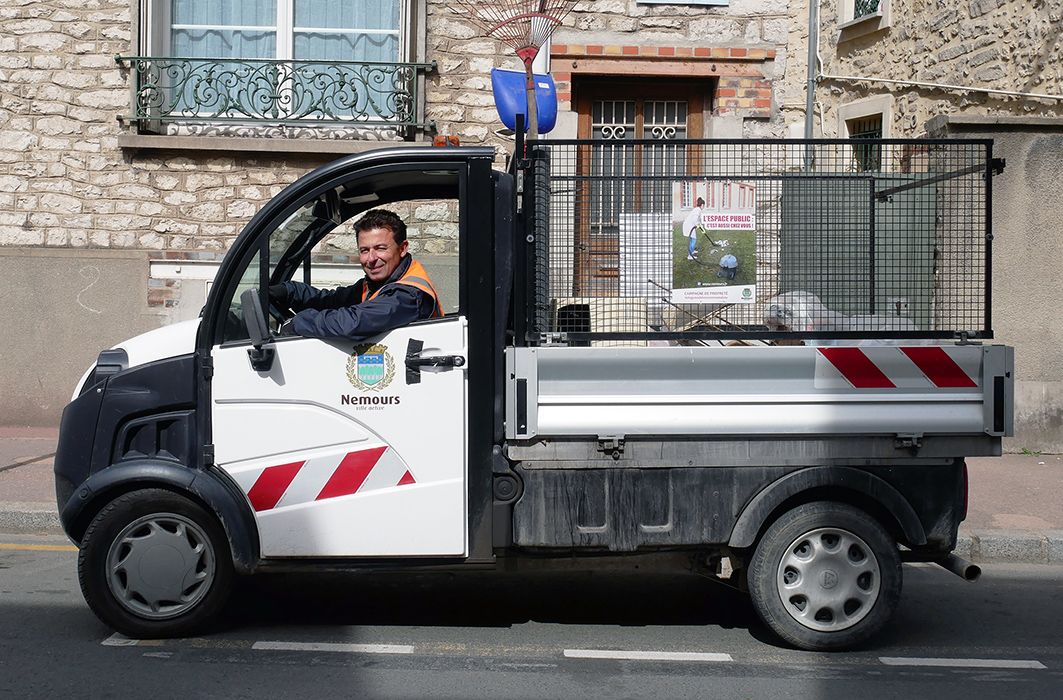 Un agent de la propreté de la ville de Nemours au volant d'une camionnette