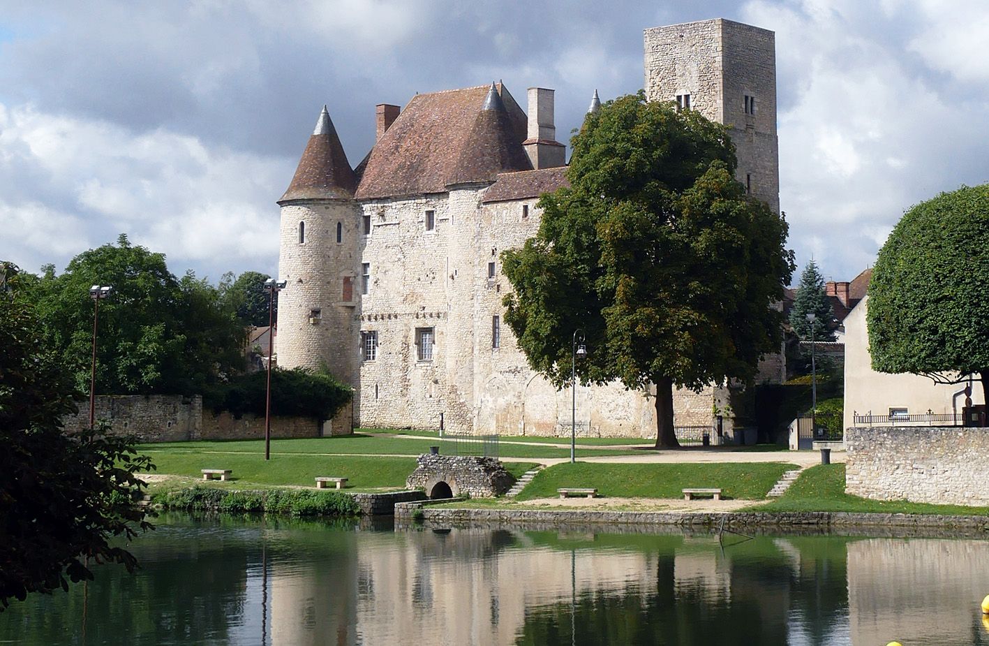 Le château-musée de Nemours sur un ciel un peu gris