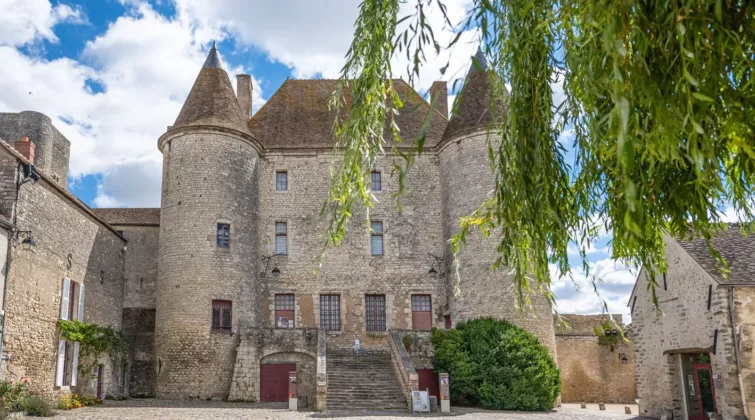 Une vue de l'entrée du château-musée de Nemours