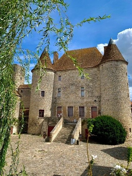 Une vue de l'extérieur du château-musée de Nemours