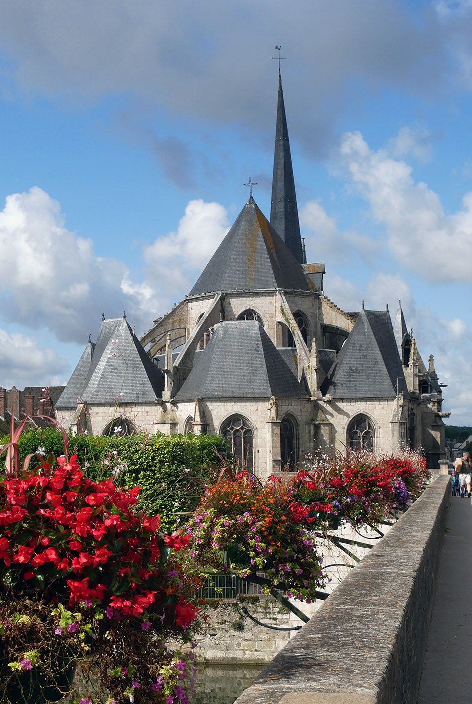 L'église Saint-Jean-Baptiste de Nemours vue du pont