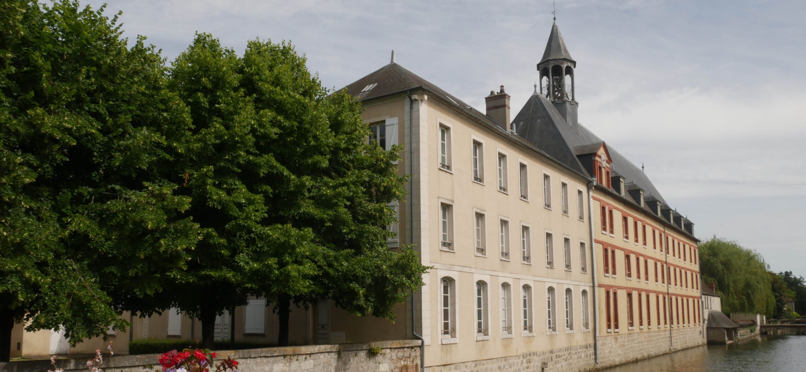 L'hôtel de ville de Nemours vu depuis le pont