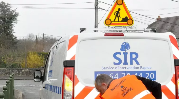 Un technicien du Service d'Intervention Rapide intervient pour reboucher un trou sur la chaussée à Nemours