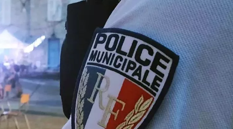 Une photo de l'écusson de la Police Municiaple, avec l'emblème RF sur fond bleu blanc rouge