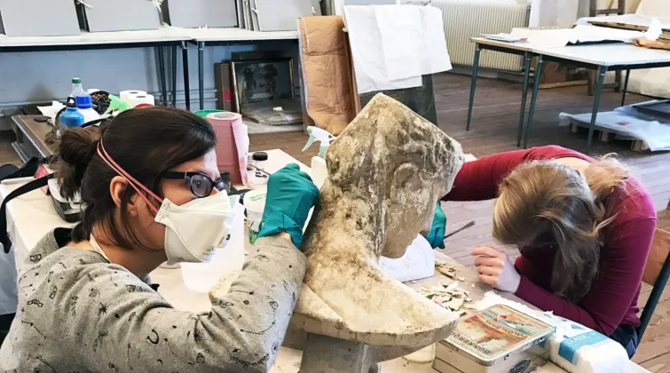 Deux restauratrices d'oeuvre d'art travaillent sur des sculptures du château-musée de Nemours