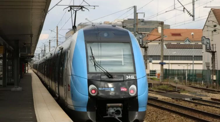 Train RER sncf transport en gare