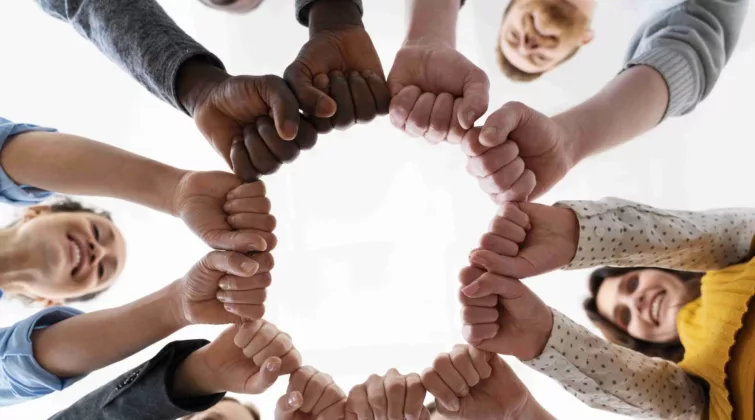 personnes avec les mains réunies