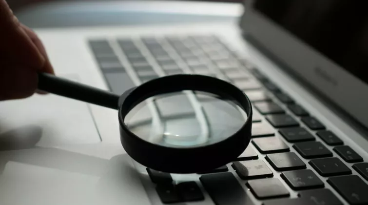 une loupe sur un ordinateur