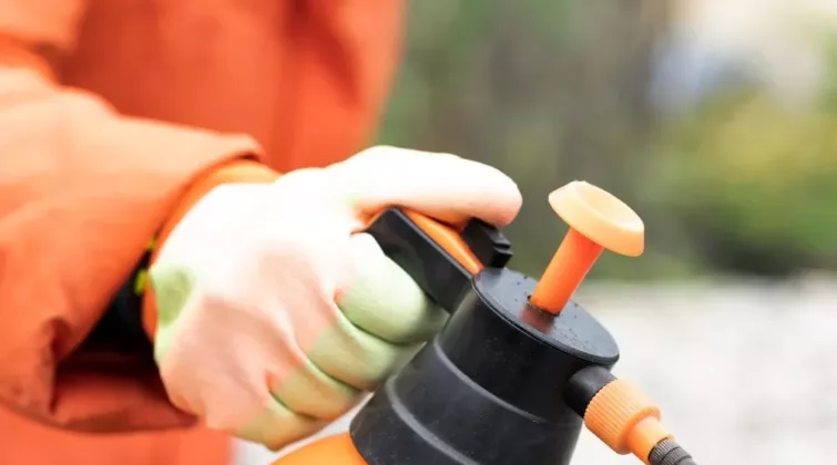 bombonne orange pour asperger les nuisibles