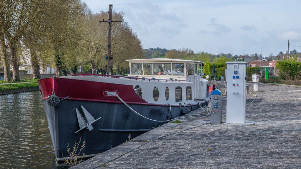 Bateau amarré à la halte de fluviale sur le Loing à Nemours