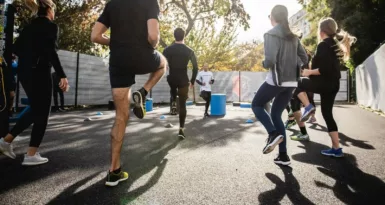 groupe de personnes s'échauffent avant sport