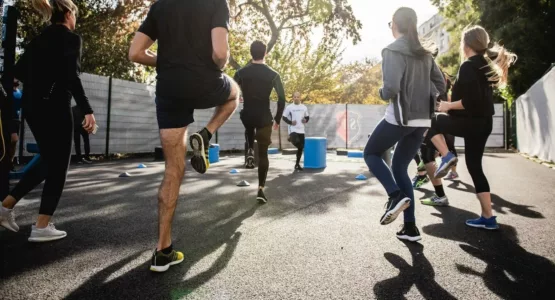 groupe de personnes s'échauffent avant sport