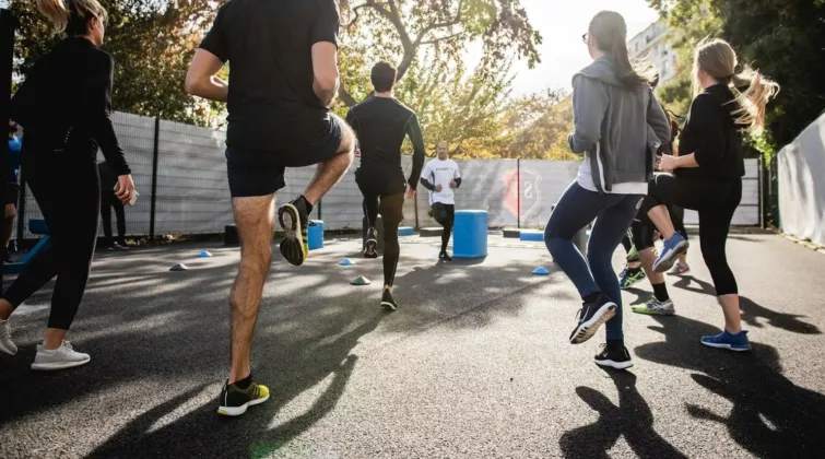 groupe de personnes s'échauffent avant sport