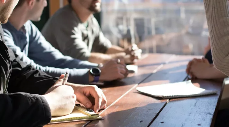 Des personnes étudiants quelque chose tous ensemble
