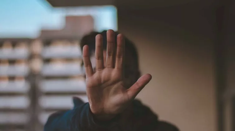 un homme qui fait le signe d'arrêter