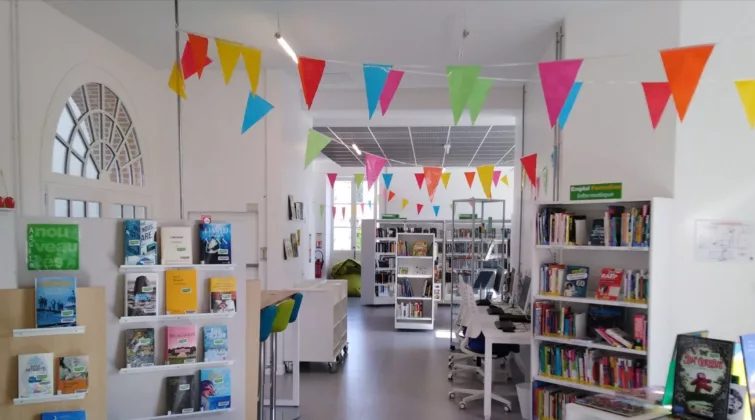 vue intérieure de la bibliothèque de nemours