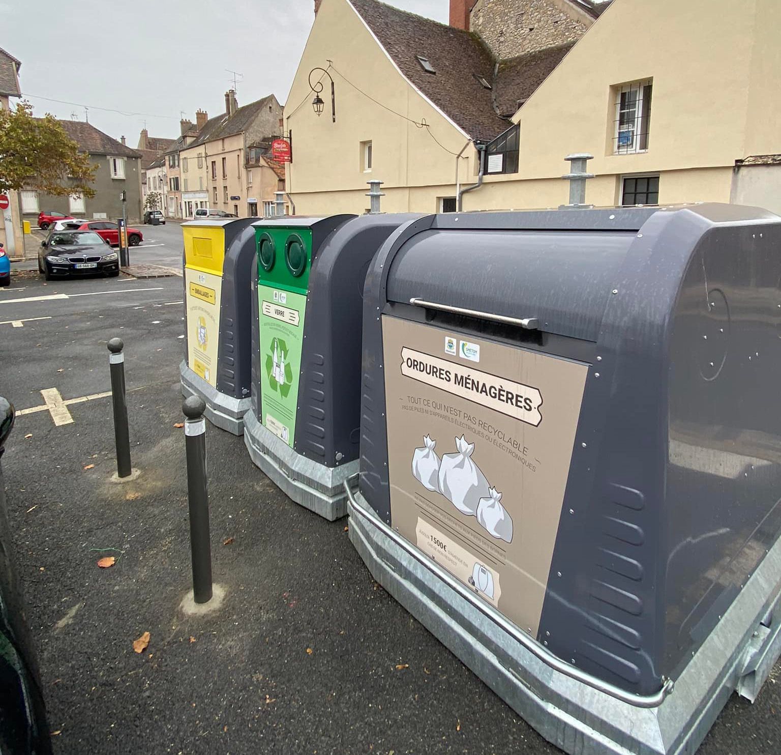 3 bornes de collecte de déchets sur le parking Hippolyte Bayard à Nemours