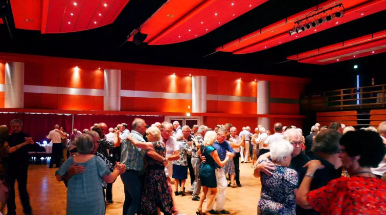 des couples de séniors pratiquant des danses de salon lors d'un atelier