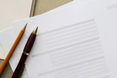papier posé avec stylos