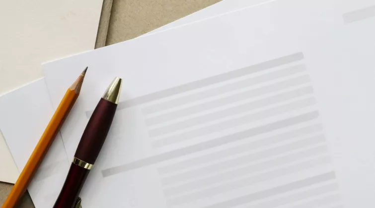 papier posé avec stylos