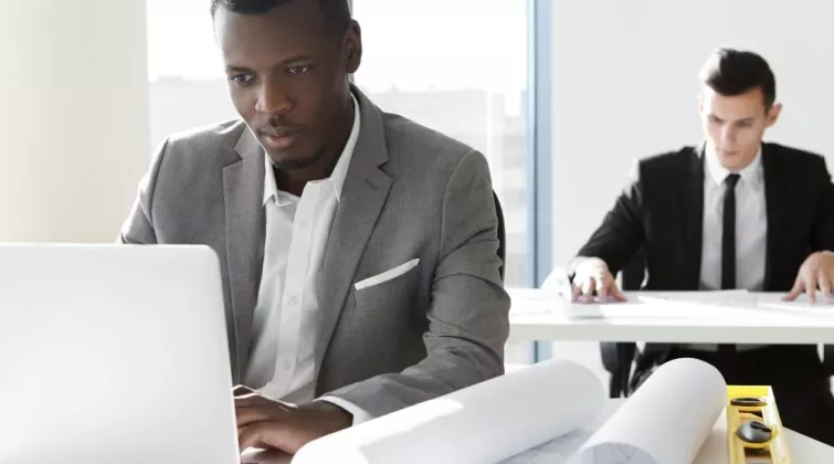 Deux homme travail sur leurs bureaux