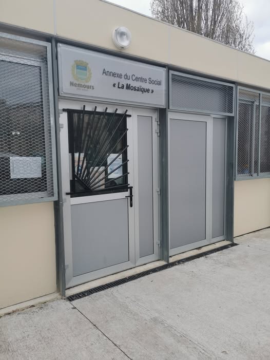 la porte d'entrée de l'annexe du centre social au square beauregard à nemours