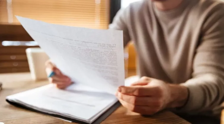 un homme tien une liste dans la main