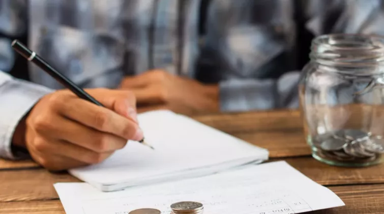 Une personne signe des papiers de subvention