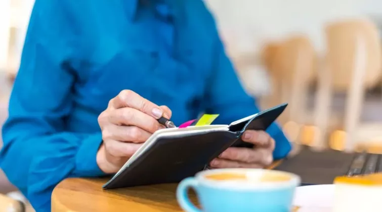 Une personne regarde son calendrier