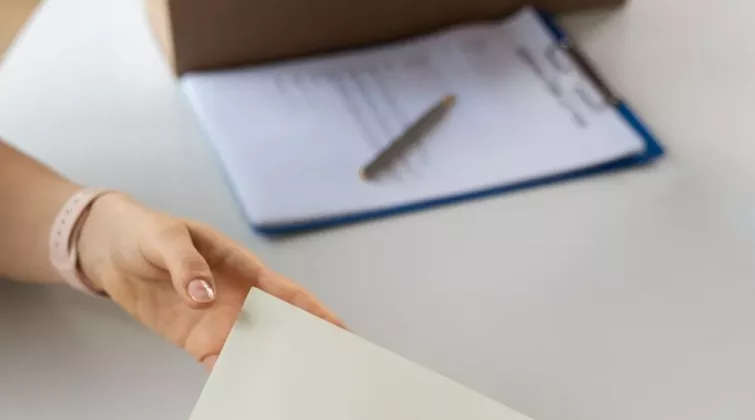 Deux personnes s'échange une enveloppe