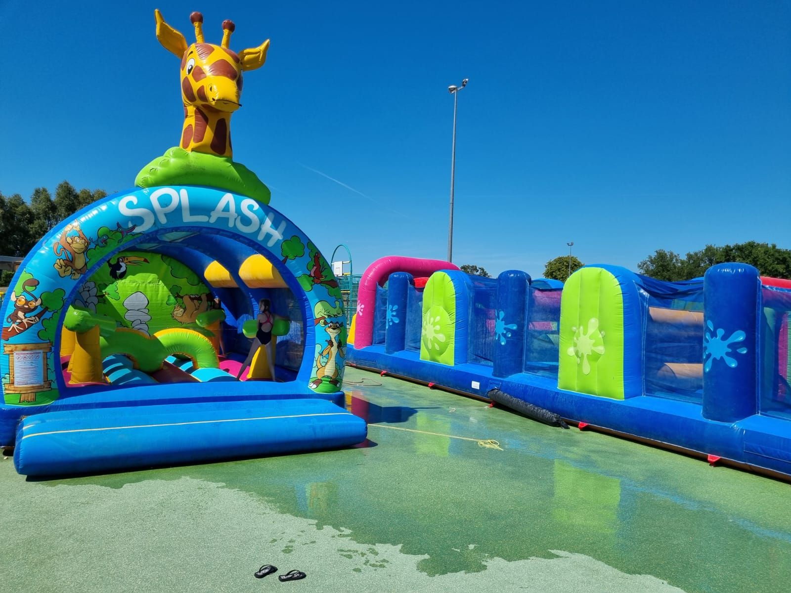sous un beau ciel bleu, des jeux gonflables au terrain d'aventure de nemours