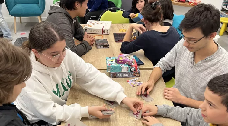 jeux société à la bibliothèque