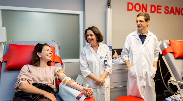 don du sang avec professionnels de santé