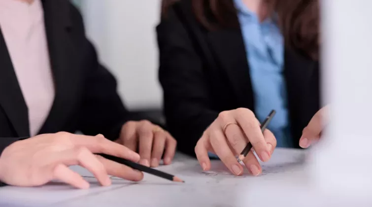 des personnes font des papier