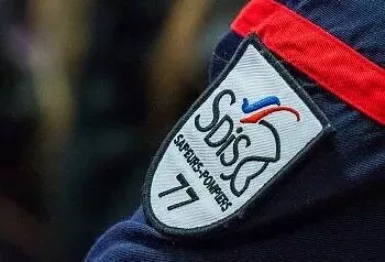 écusson sdis77 sur uniforme