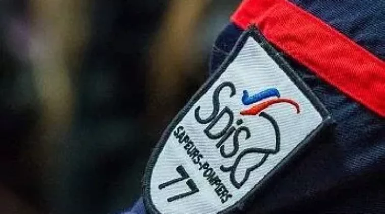 écusson sdis77 sur uniforme