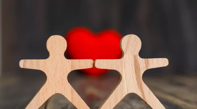 petit bonhommes en bois devant un cœur