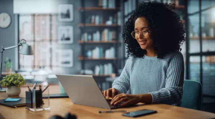 Une femme est sur son PC portable