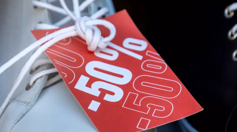 étiquette soldes -50% sur une paire de chaussures en gros plan