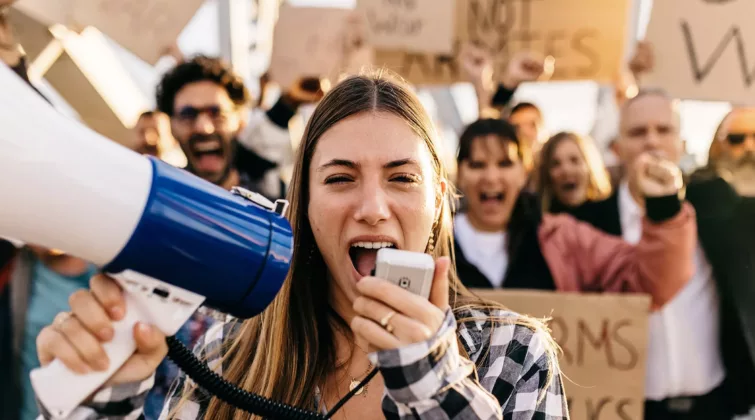 Un groupe de personnes fait une manifestation